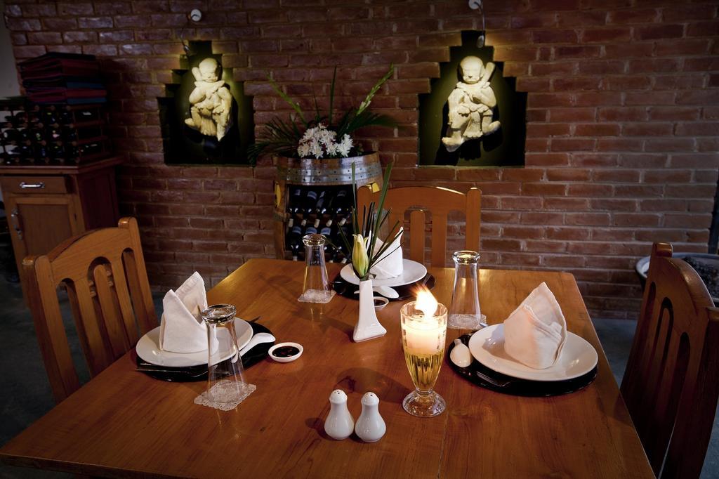 A Little Bit Of Mandalay Tavern Extérieur photo